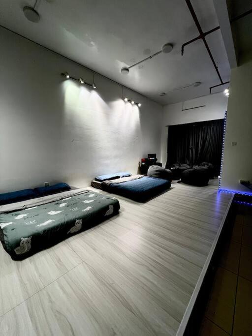 A1501 Manhattan Austin 3queen Bed Netflix By Johor Bahru
